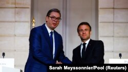 Presidenti serb, Aleksandar Vuçiq, takohet me presidentin francez, Emmanuel Macron, në Pallatin Elysee, në Paris, më 8 prill 2024.
