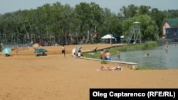 La începutul lunii iunie, diferite microorganisme au fost depistate atât în lacurile, cât și pe plajele amenajate din Chișinău. Imagine din iulie 2023, lacul „La izvor”.
