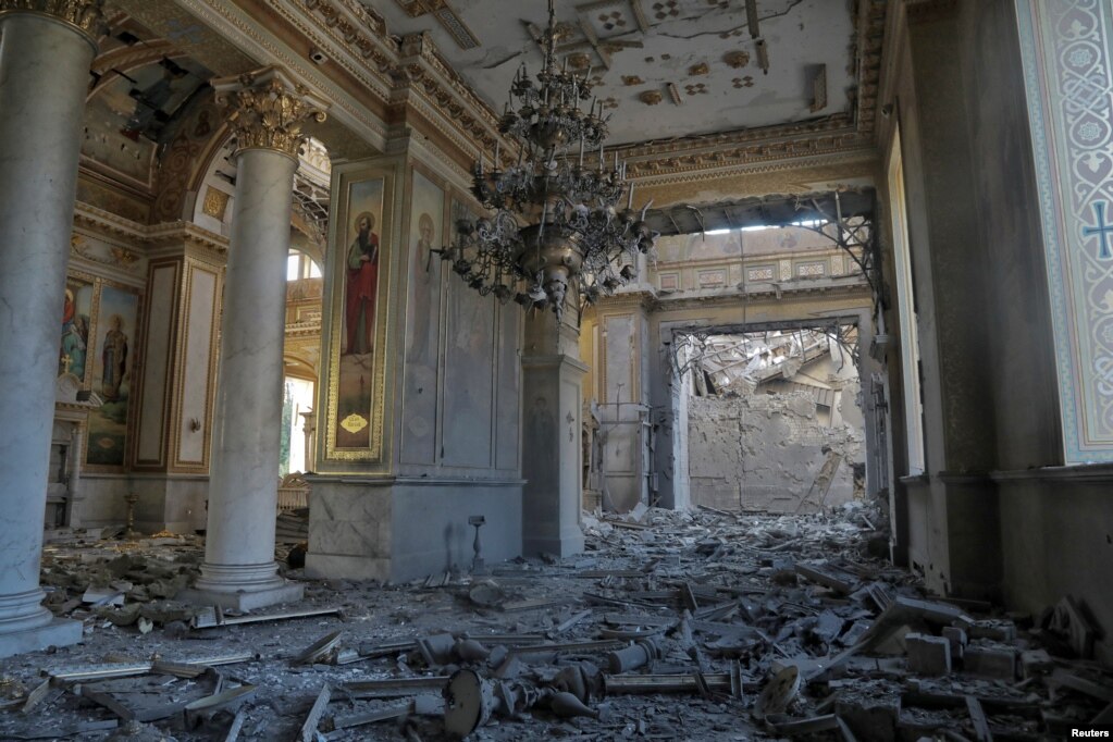 Secondo il chierico, le fondamenta della cattedrale, i pilastri centrali, metà dell'edificio sono rimasti senza tetto, gli stucchi sono stati danneggiati, tutte le finestre sono state distrutte.