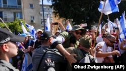 Израилде сот реформасына каршы чыккан демонстранттар менен полициянын кагылышуусу. 18-июль, 2023-жыл. Тель-Авив.
