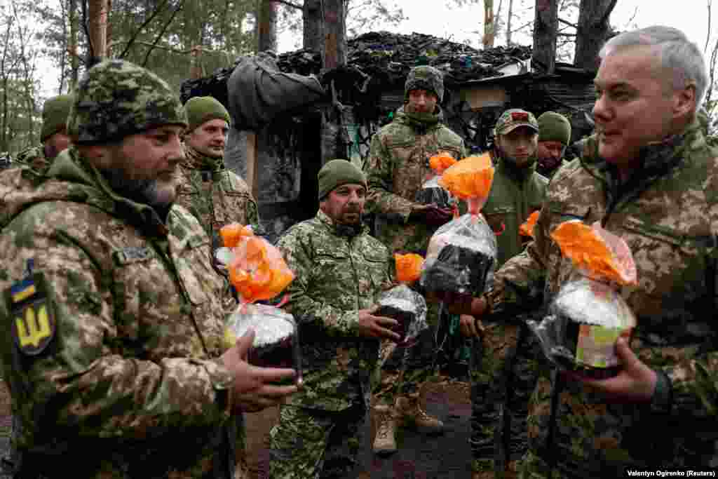 Генерал Сергій Наєв привіз посвячені великодні паски військовослужбовцям на позиціях неподалік білоруського кордону, 15 квітня 2023 року