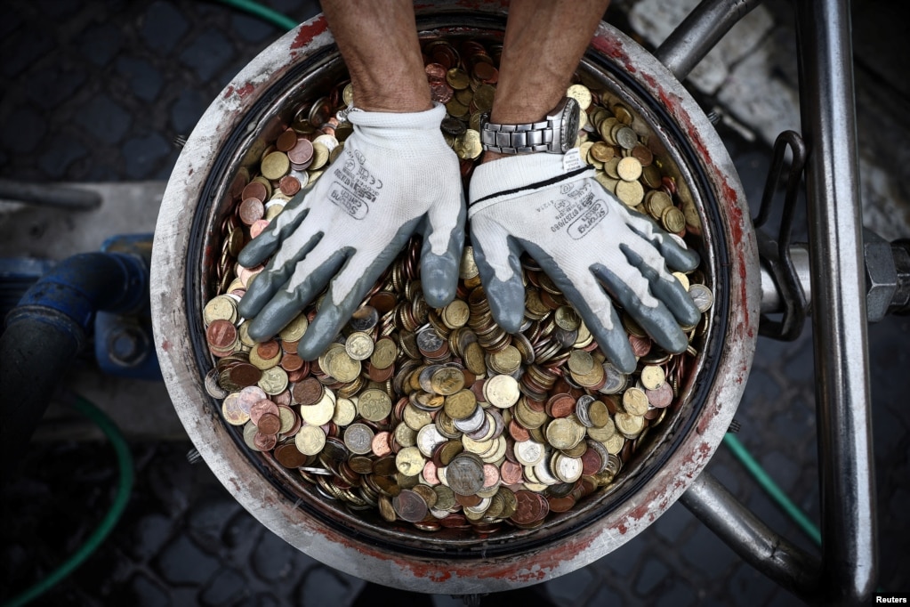 Monedhat pasi janë mbledhur nga Shatërvani Trevi në Romë, Itali, 19 shkurt 2024.