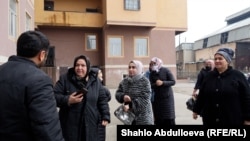 У одного из обесточенного дома в Душанбе. 27 февраля 2024