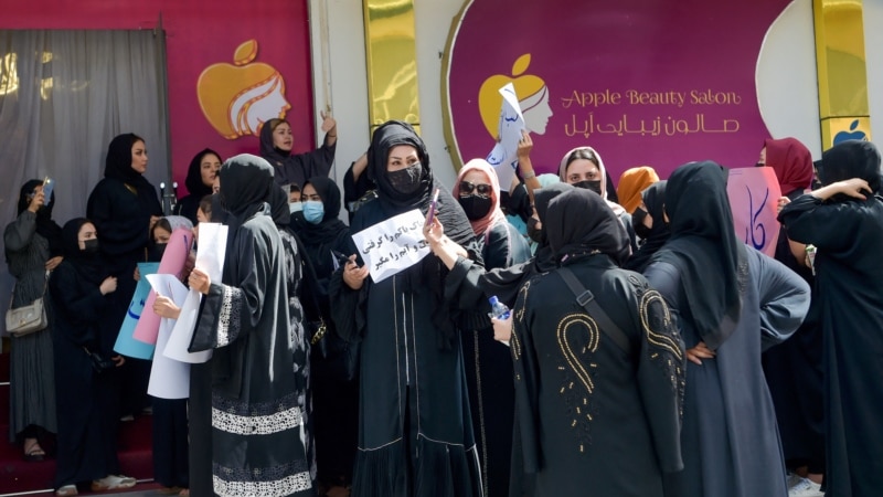 Talibani razbili protest Afganistanki zbog zatvaranja kozmetičkih salona