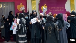 Жени протестират в Кабул срещу заповедта на талибаните всички салони за красота в Афганистан да бъдат затворени.