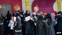Gratë në Kabul duke protestuar kundër mbylljes së salloneve të bukurisë.