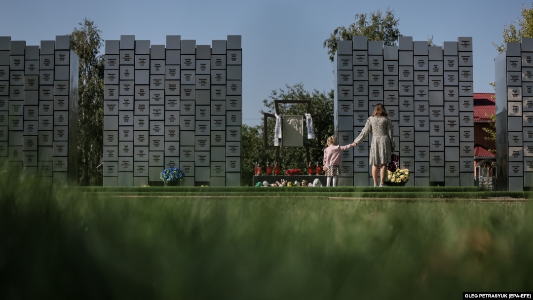 Memorial al victimelor invaziei rusești la Bucea, suburbie a Kievului. 