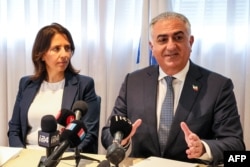 Reza Pahlavi (j) és Gila Gamliel izraeli hírszerzési miniszter újságírókkal beszélget egy tel-avivi szállodában 2023. április 19-én
