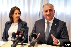 Reza Pahlavi (dreapta) și ministrul israelian al informațiilor, Gila Gamliel, discută cu reporterii în timpul unei întâlniri la un hotel din Tel Aviv, la 19 aprilie.