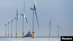 Turbine eoliene în Olanda. Țările din UE au rate diferite de trecere la energia „verde” și mai toate au încetinit-o în ultimii ani, inclusiv din cauza unor presiuni politice și sociale. 