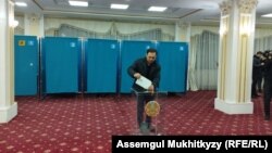 Граждане Казахстана пришли на досрочные выборы в мажилис и маслихаты. Астана, избирательный участок № 111, 19 марта 2023 года