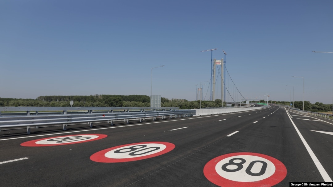 Deschiderea traficului pe podul proaspăt inaugurat de la Brăila s-a amânat cu câteva ore.