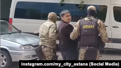 Astanada Aýdar Syzdykow Spetsnaz ofiserleri tarapyndan öýünden äkidilýär. 16-njy maý