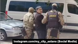 Astanada Aýdar Syzdykow Spetsnaz ofiserleri tarapyndan öýünden äkidilýär. 16-njy maý