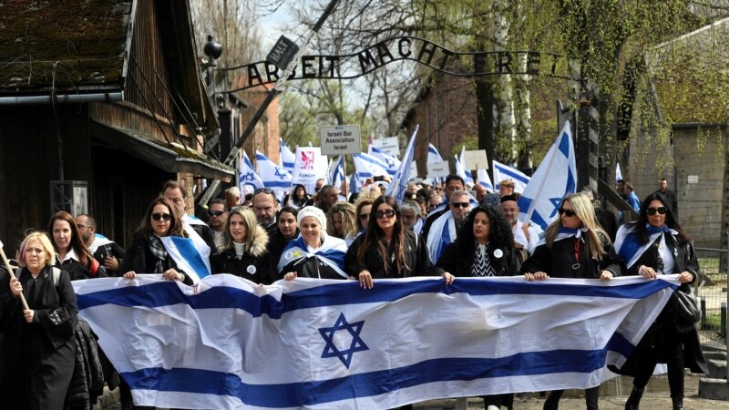Marš živih odaje u logoru Auschwitz poštu žrtvama holokausta