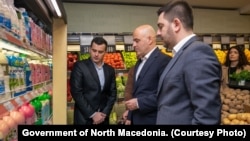 Архивска фотографија - Премиерот Димитар Ковачевски и министерот за економија Крешник Бектеши во посета на маркет 