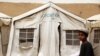 Një tendë e dhuruar nga UNICEF-i që përdorej si klasë për mësimin e shkrim-leximit në Kandahar të Afganistanit. 