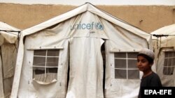 Një tendë e dhuruar nga UNICEF-i që përdorej si klasë për mësimin e shkrim-leximit në Kandahar të Afganistanit. 