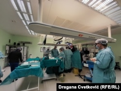 Lekari Klinike za kardiovaskularnu i transplantacionu hirurgiju Kliničkog centra u Nišu u operacionoj sali.