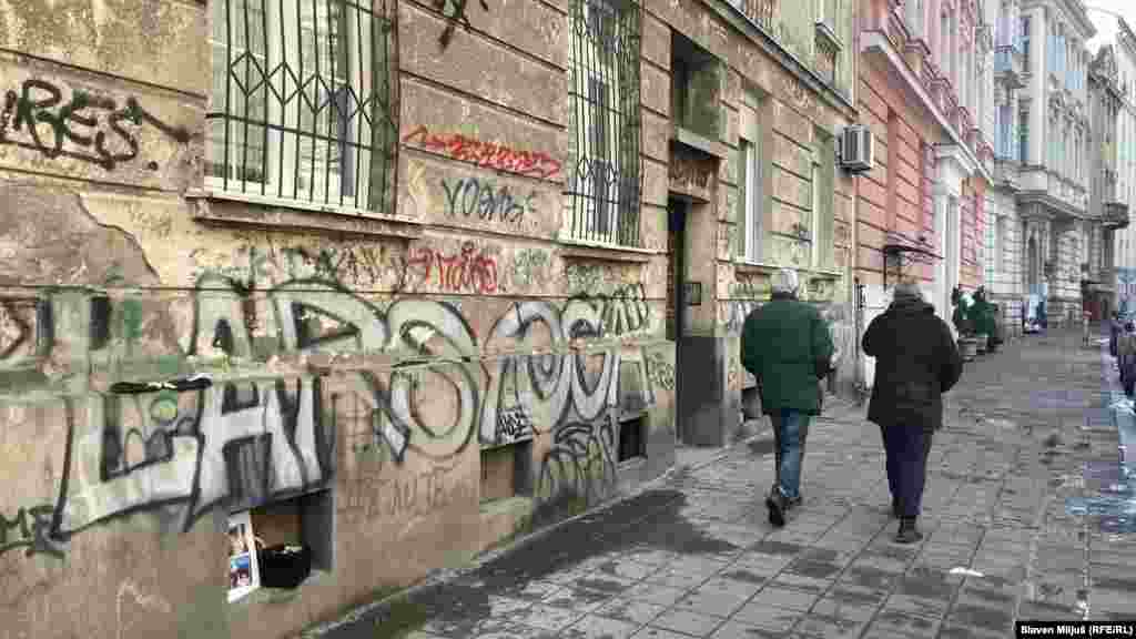 O ostavljenim stvarima na ovom zidu mediji pišu od 2015. godine. Idejni tvorac "izložbe" do sada nije govorio za medije. &nbsp;