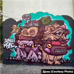 Мурал на уметниците Драш и Микс, на ѕид на основното училиште „Кочо Рацин“, направен во 2023