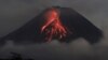 Лава тече низ вулканот Мерапи во Индинезија