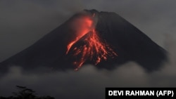 Лава тече низ вулканот Мерапи во Индинезија