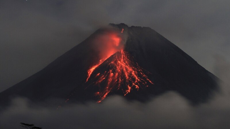 Njëmbëdhjetë alpinistë të vdekur dhe dhjetëra të zhdukur pas shpërthimit të vullkanit në Indonezi