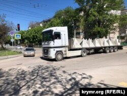 Окупований Крим. Вантажівка в Сімферополі, яка перевозить так звані «зуби дракона»