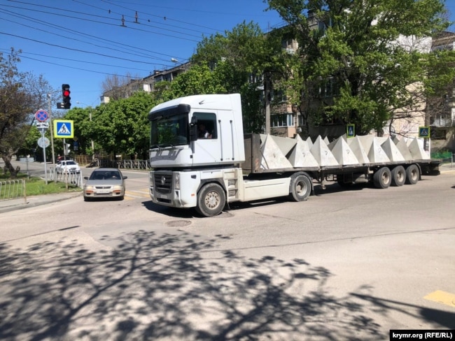 Вантажівка в Сімферополі, яка перевозить так звані «зуби дракона»