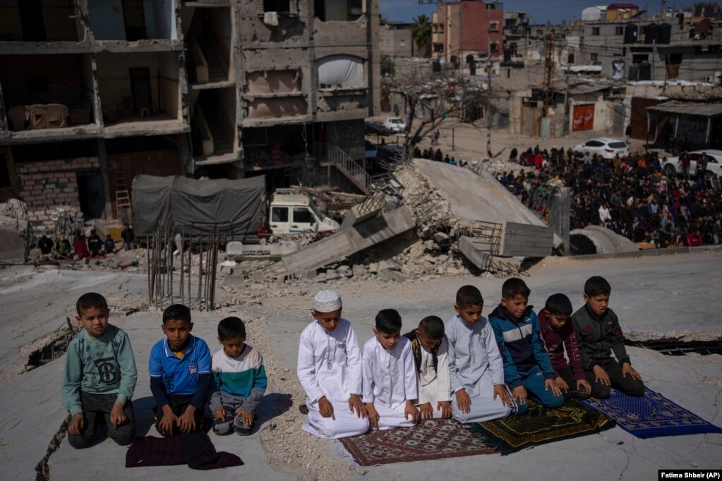Disa fëmijë luten pranë një xhamie të shkatërruar në Rafah të Gazës, teksa lufta mes Izraelit dhe Hamasit - grupit palestinez të shpallur organizatë terroriste nga Shtetet e Bashkuara dhe Bashkimi Evropian - ka hyrë në muajin e gjashtë. 8 mars 2024.&nbsp;