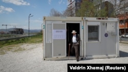 Një qytetar duke dalë nga një kontejner që ishte përdorur si qendër alternative për votim në Mitrovicë të Veriut. 23 prill 2023.