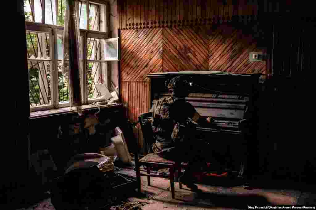 Një ushtar i Brigadës së 24-të të Mekanizuar të quajtur Mbreti Danylo i Forcave të Armatosura të Ukrainës, shihet duke luajtur në piano në një ndërtesë të dëmtuar, në mes të sulmit të Rusisë në Ukrainë, në qytetin Çasiv Jar në rajonin e Donjeckut, Ukrainë, më 25 qershor 2024.&nbsp;