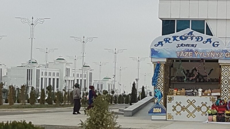 Diňle: Türkmenistanda ilat Täze ýyly berk gözegçilikde, öçügsi belledi