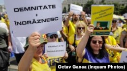Mii de profesori au protestat în fața Guvernului: „Eu nu vreau 100 de lei pomană ca în comunism”