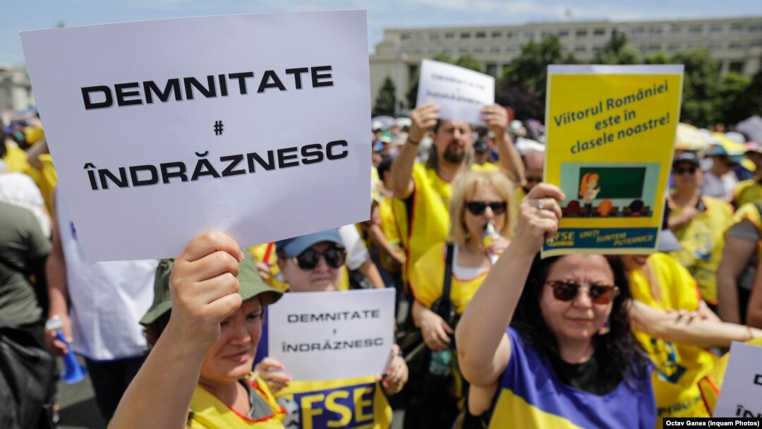 După trei săptămâni de grevă și numeroase proteste, sindicatele din învățământ s-au întâlnit, din nou, duminică cu reprezentanții guvernului. La final au anunțat că va fi grevă și luni, 12 iunie.
