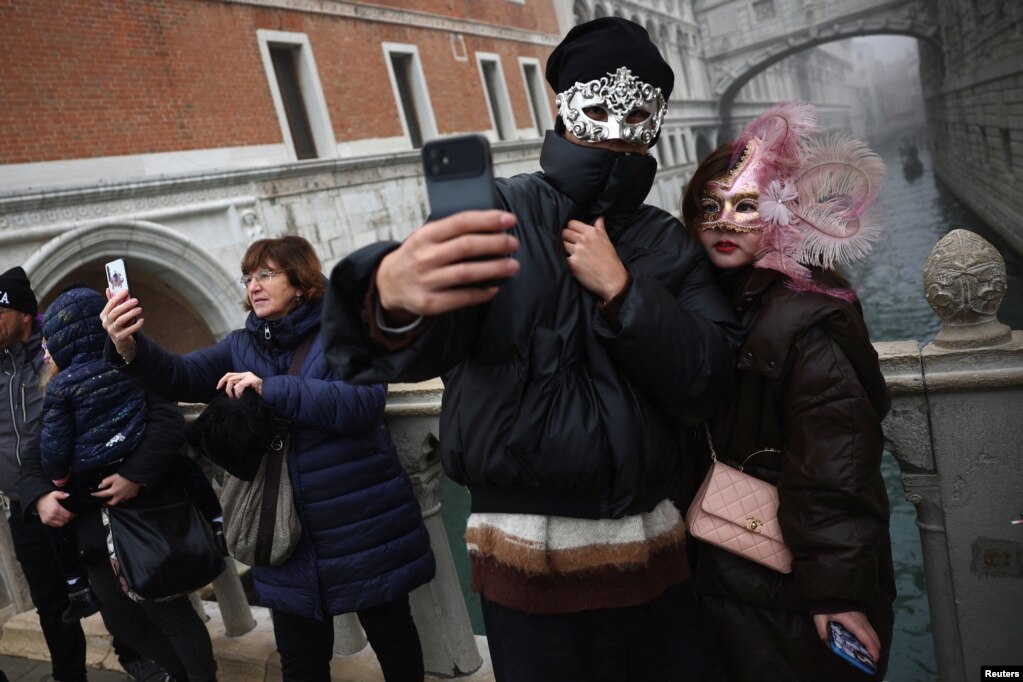 Pjesëmarrësit dhe shikuesit duke bërë fotografi selfie gjatë karnavalit.&nbsp;