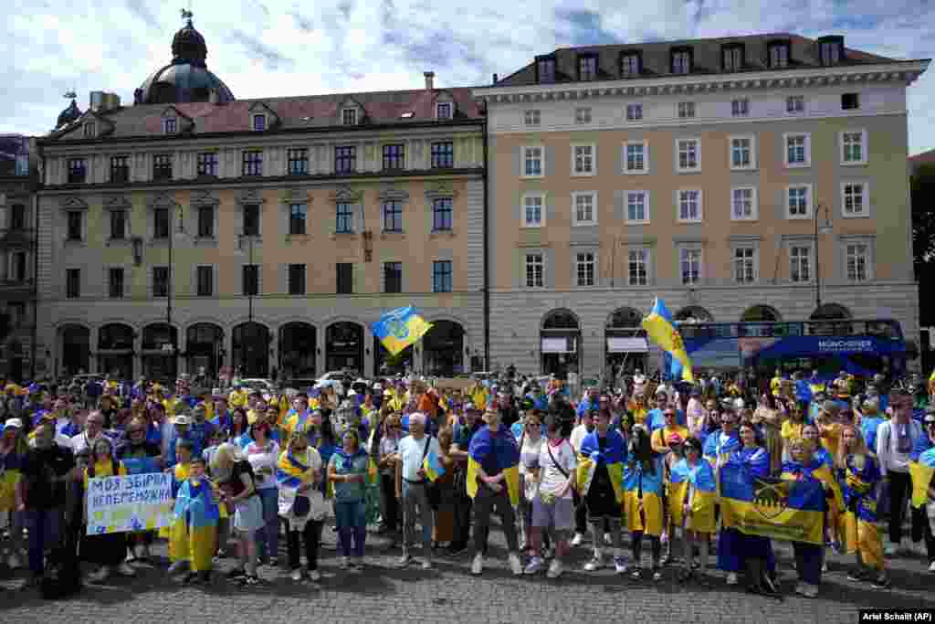 Люди з прапорами України на презентації інсталяції перед матчем групи E між Румунією та Україною на футбольному турнірі Євро-2024 у Мюнхені, Німеччина, понеділок, 17 червня 2024 року