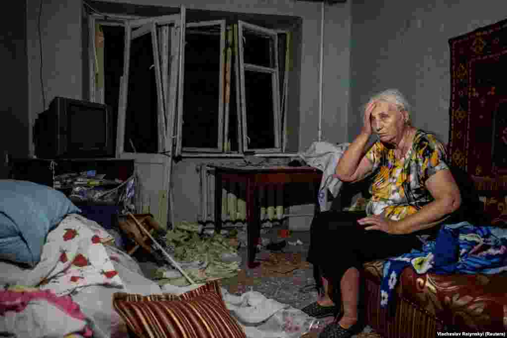 Поранена жінка сидить у своїй зруйнованій квартирі. Покровськ, 8 серпня 2023 року Російська атака сталася всього через день після того, як офіційні особи з близько 40 країн зібралися в Саудівській Аравії в пошуку мирного врегулювання війни в Україні