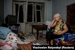 Жінка в своїй квартирі, що була пошкоджена внаслідок російського ракетного удару. Покровськ, 8 серпня 2023 року