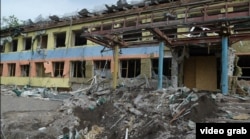 Зруйнована авіабомбами школа на Донеччині