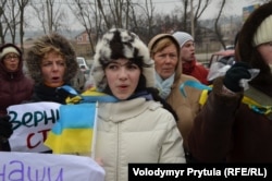 Участницы митинга в защиту АТР поют гимн Украины, слева Галина Джикаева, Симферополь, 10 марта 2014 года
