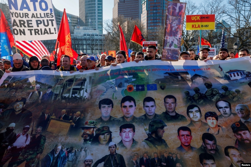 Pamje nga protesta e shqiptarëve në Hagë.