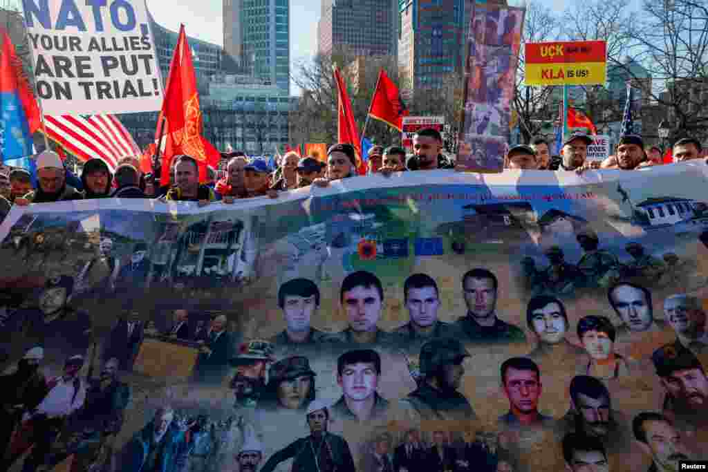 Pamje nga protesta e shqiptarëve në Hagë.