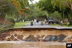 Zaglavljeni stanovnici u predgrađu Holloways Beach u Cairnsu, Australija, 18. decembra 2023.