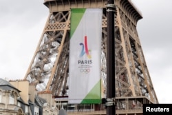 Баннер с логотипом Олимпиады на Эйфелевой башне в Париже