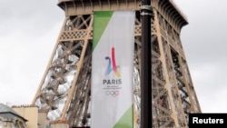 Символіка Олімпіади на Ейфелевій вежі в Парижі