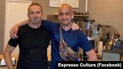 Мартин Божанов - Нотариуса (вляво) заедно със свой познат в кафенето си "Еспресо Култура" на столичната ул. "Съборна" през лятото на 2022 г.