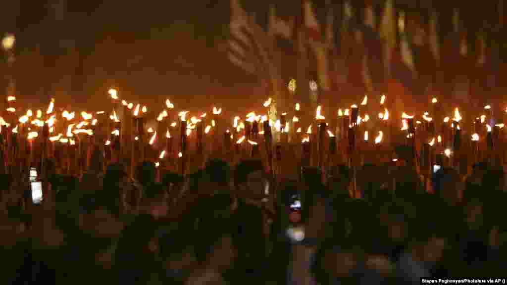 Jerevánban ezrek vettek részt a fáklyás felvonuláson április 23-án este