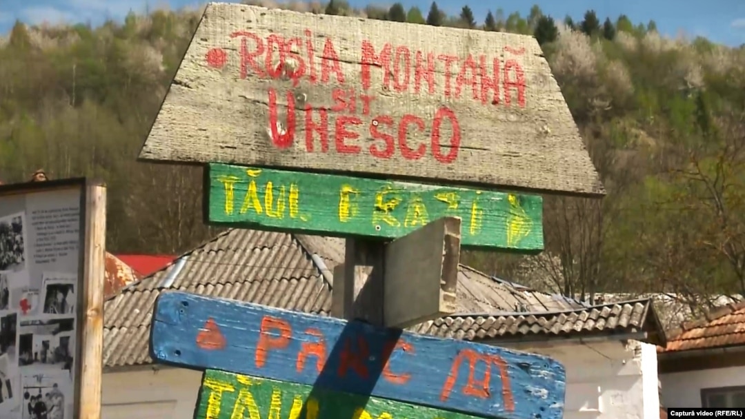 O suprafață de 2.000 de hectare din comuna Roșia Montană, județul Alba, a fost inclusă acum trei ani în lista patrimoniului mondial. Acest lucru nu este încă marcat oficial la fața locului, ci doar printr-un indicator amplasat de localnici.